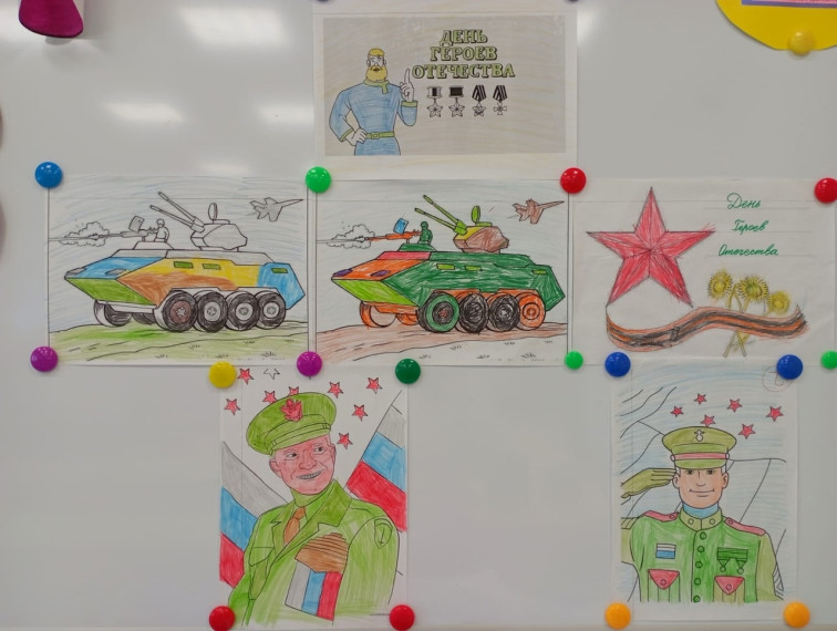 Тематическая выставка рисунков «День Героев Отечества» в детском саду.