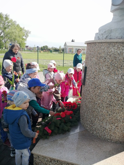 Возложение цветов к памятнику погибшим воинам.