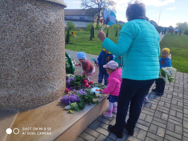 Возложение цветов к памятнику солдатам.