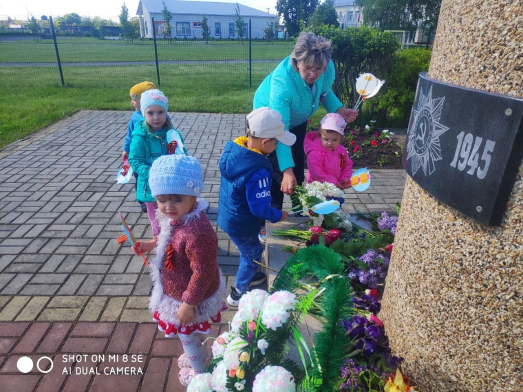 Возложение цветов к памятнику солдатам.